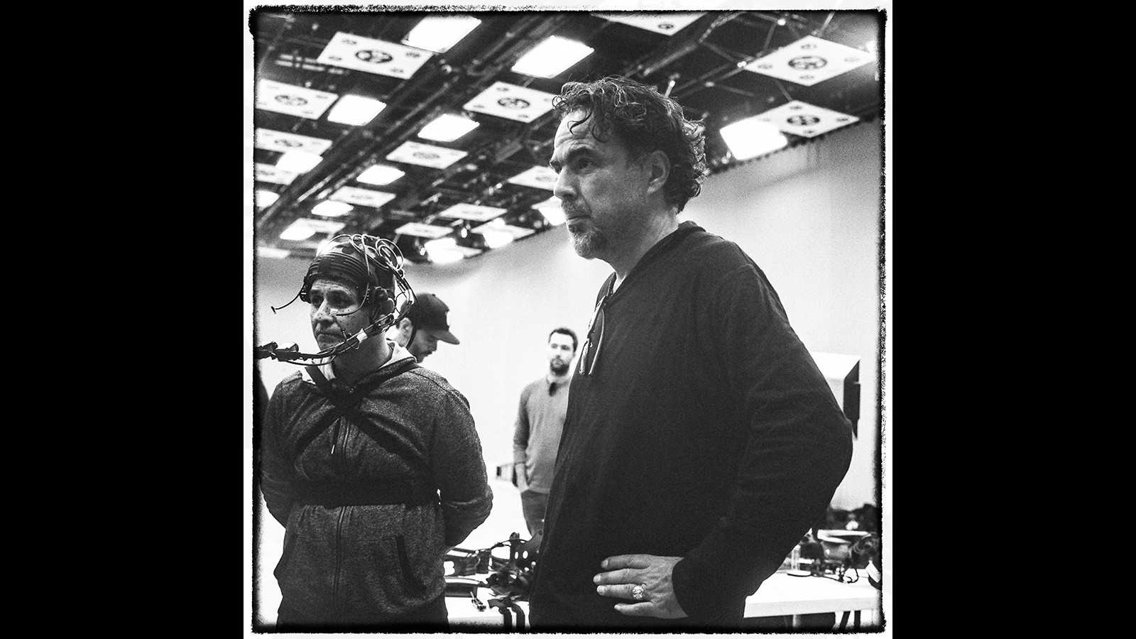 Alejandro G. Iñárritu (right) directing the virtual-reality project <em>Carne y Arena</em>