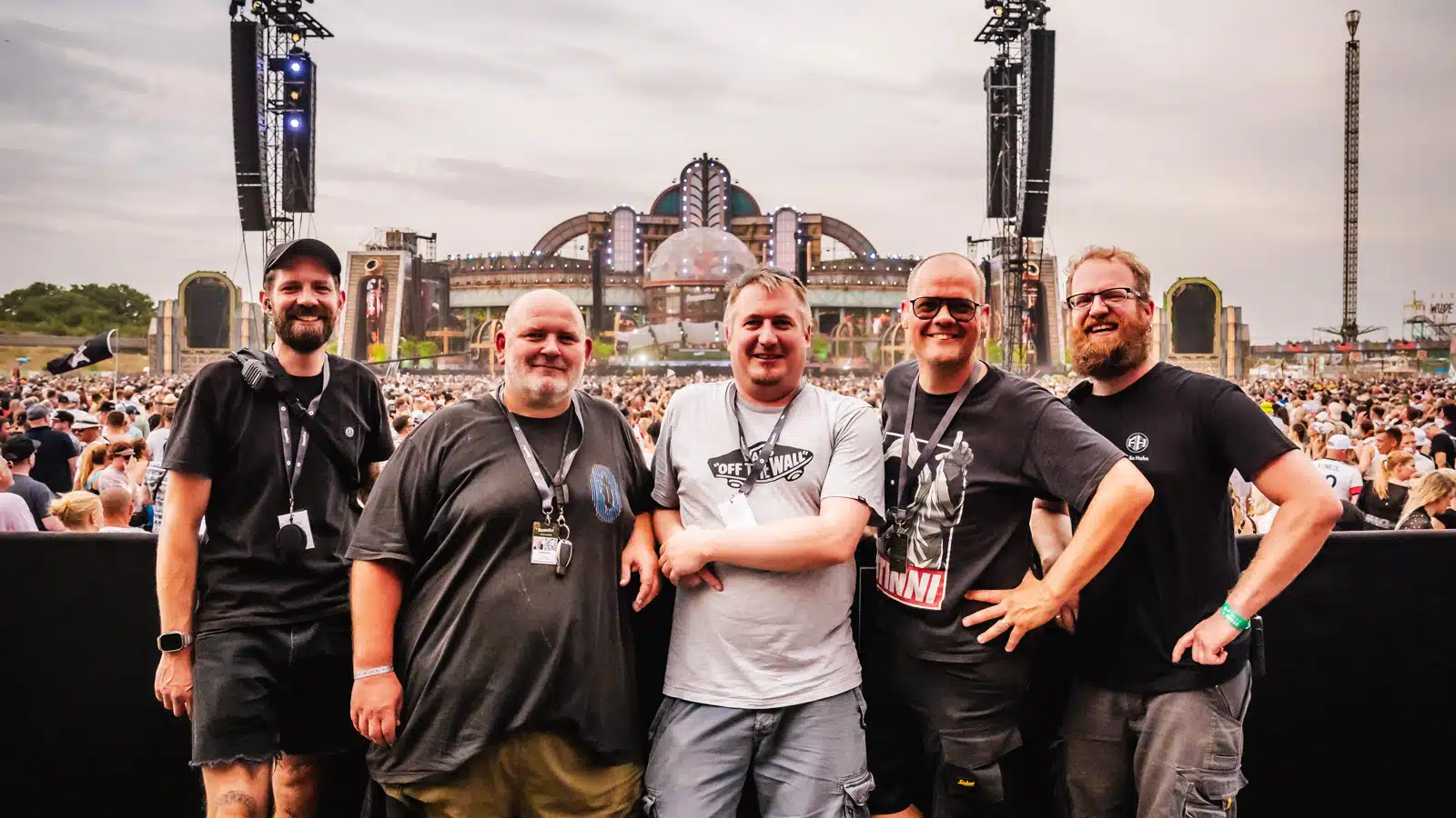 (L-R): FOH/System Engineer Daniel Reitemeyer, System Engineer Matthias Pelz,
FOH Engineer Sebastian Mill, Meyer Sound Senior Technical Support & Education Specialist Merlijn van
Veen, PA Tech Felix Hahn