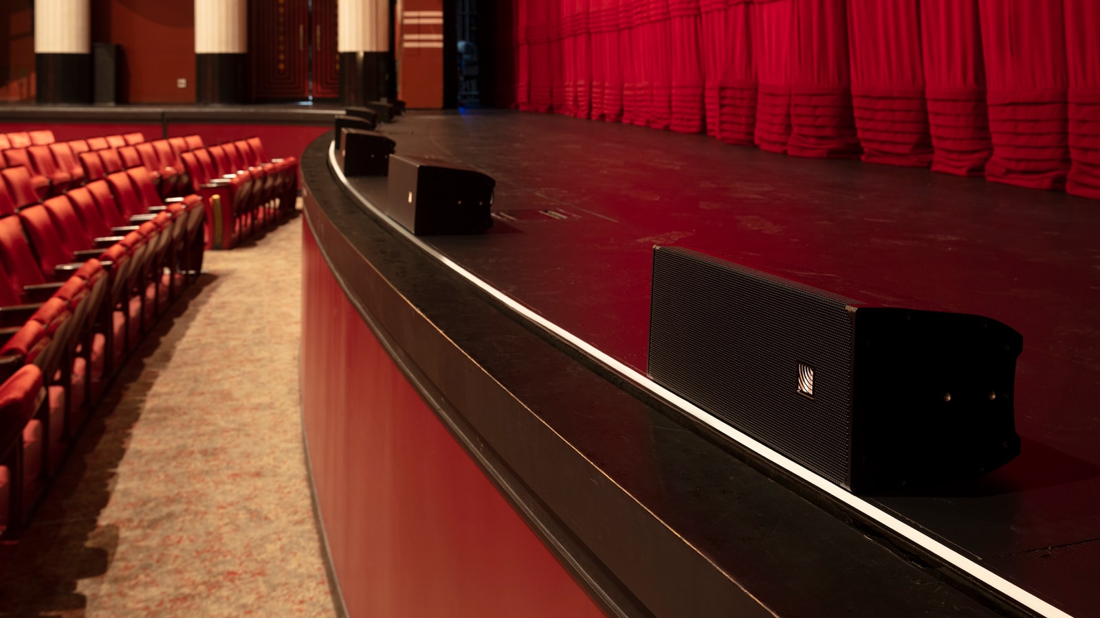  Meyer Sound Deploys First Complete TIGRA and 1800-LFC System at the Kravis Center